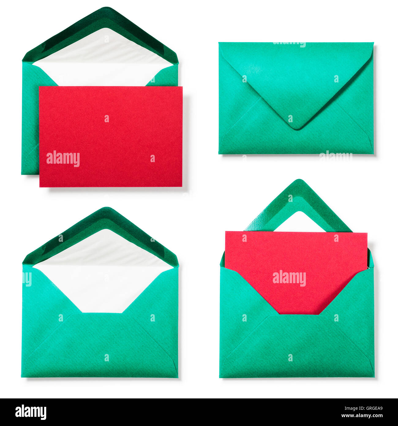 Enveloppe verte avec collection de cartes de vœux rouge sur fond blanc. Copier l'espace. Haut de la vue, télévision lay. Thèmes de Noël Banque D'Images