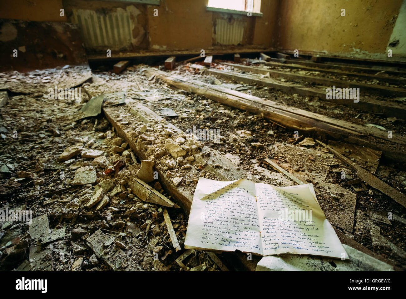 Les conséquences de la pollution nucléaire après la catastrophe de Tchernobyl. Le cahier sur les ruines de marbre de l'ancien SC Banque D'Images