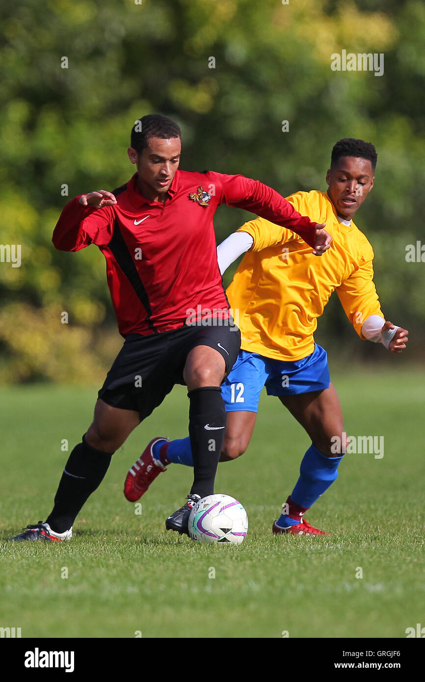 Clapton Rangers (jaune) vs Tottenham Phoenix, Hackney & Leyton dimanche Football ligue à Hackney Marshes, London, Angleterre le 27/09/2015 Banque D'Images