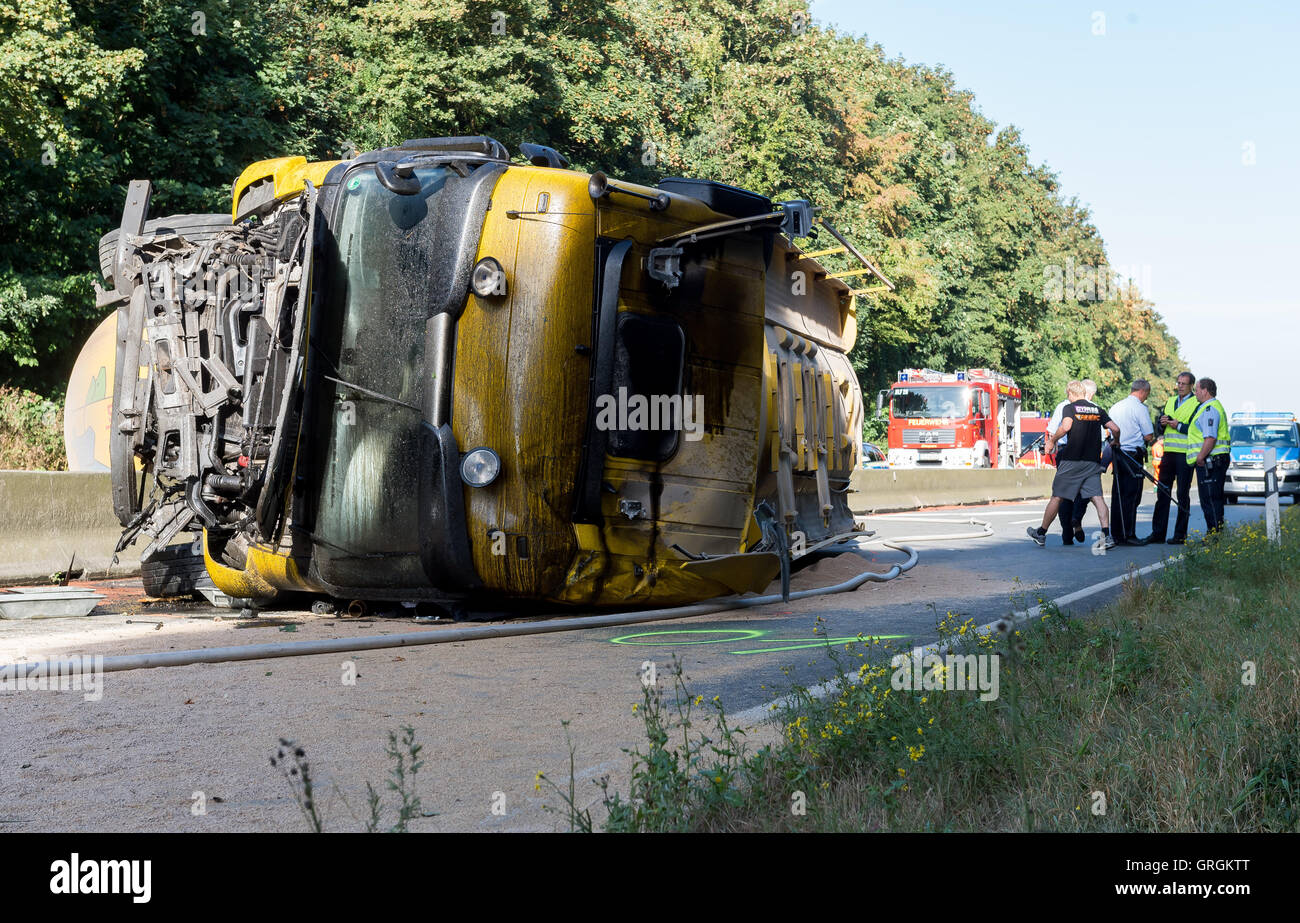 Münster, Allemagne. 30Th Jun 2016. Un camion transportant des aliments pour animaux peut être vue inclinée à la route fédérale B54 entre Münster et Gronau à Muenster, Allemagne, 7 septembre 2016. Un camion venant de Muenster a commencé et flottante inclinée pour des raisons inconnues jusqu'à présent. La remorque ne tombe sur la voie venant en sens inverse où plusieurs voitures frapper. Trois personnes sont mortes au cours de l'accident. PHOTO : GUIDO KIRCHNER/dpa/Alamy Live News Banque D'Images