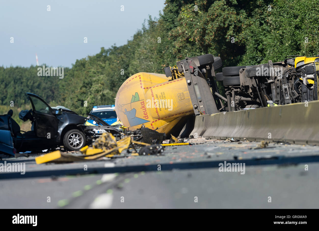 Münster, Allemagne. 30Th Jun 2016. Un camion transportant des aliments pour animaux peut être vue inclinée à la route fédérale B54 entre Münster et Gronau à Muenster, Allemagne, 7 septembre 2016. Un camion venant de Muenster a commencé et flottante inclinée pour des raisons inconnues jusqu'à présent. La remorque ne tombe sur la voie venant en sens inverse où plusieurs voitures frapper. Trois personnes sont mortes au cours de l'accident. PHOTO : GUIDO KIRCHNER/dpa/Alamy Live News Banque D'Images
