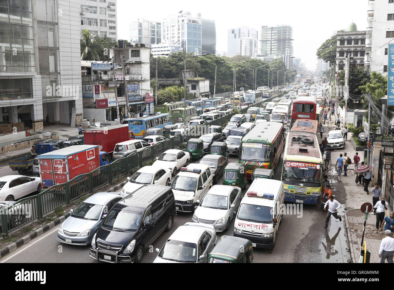 Dhaka, Bangladesh. 30Th Jun 2016. De nombreux véhicules de confiture sur une rue près de Banglamotor à Dhaka, au Bangladesh. Le manque de pilotes qualifiés, et que la police de la circulation, une mauvaise circulation et des systèmes de l'immense quantité de véhicules sont considérés la raison principale pour du trafic considérable qui créent des souffrances quotidiennes pour les navetteurs. © Suvra Kanti Das/ZUMA/Alamy Fil Live News Banque D'Images