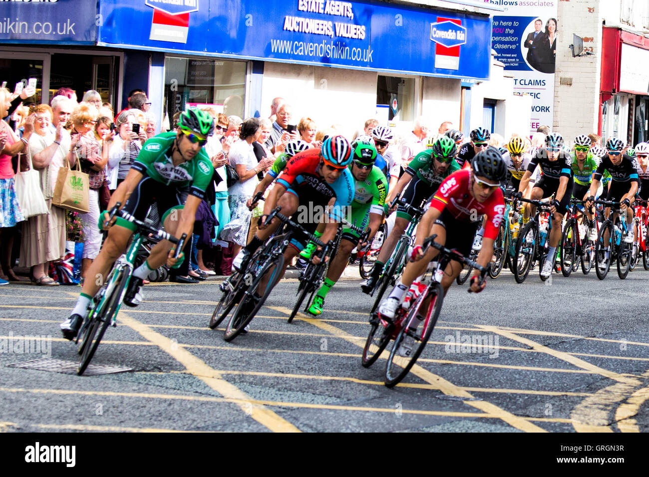 Moule, au nord du Pays de Galles. 7 septembre 2016. Tour de Grande-Bretagne l'étape 4, les cavaliers qui traverse la rue du moule sur chemin de sprint de fin. Banque D'Images