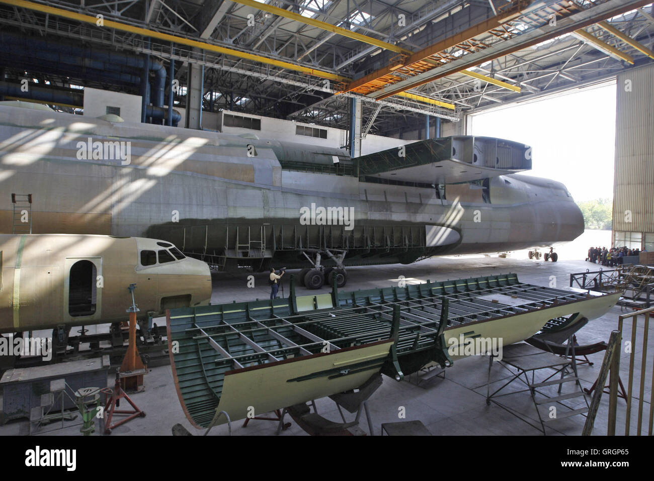 Kiev, Ukraine. 30Th Jun 2016. Un fuselage d'un deuxième modèle de l'Antonov An-225 ''Mriya'' de cargo à l'usine d'avions Antonov à Kiev, le 7 septembre 2016. La direction du fabricant d'avions d'Ukraine a informé que seconde instance d'Antonov An-225 ''Mriya'' (Dream), initialement développé pour l'Union soviétique a abandonné le programme de la navette spatiale, sera terminé à construit pour la Chine au cours des cinq prochaines années. Credit : ZUMA Press, Inc./Alamy Live News Banque D'Images