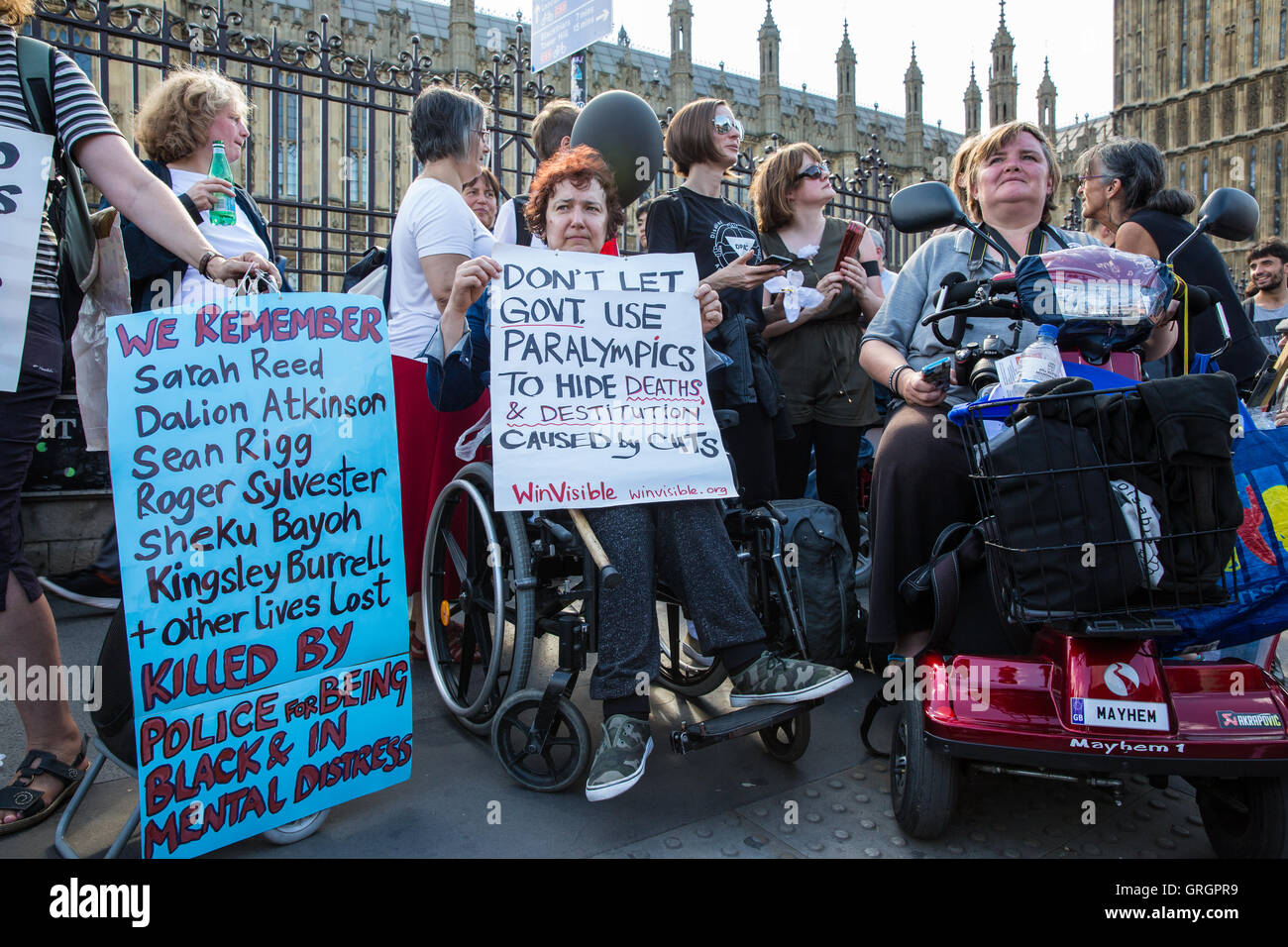 Londres, Royaume-Uni. 7 Septembre, 2016. Des militants d'handicapés contre les coupures (ATLC) sur le pont de Westminster au cours d'une manifestation programmée pour coïncider avec le premier ministre en question le temps d'appeler le premier ministre Theresa Mai à rendre publiques les conclusions de l'enquête de l'ONU sur les violations des droits des personnes sourdes et handicapées au Royaume-Uni, de supprimer l'évaluation de la capacité de travail et de s'engager à prévenir les décès liés aux prestations. Credit : Mark Kerrison/Alamy Live News Banque D'Images