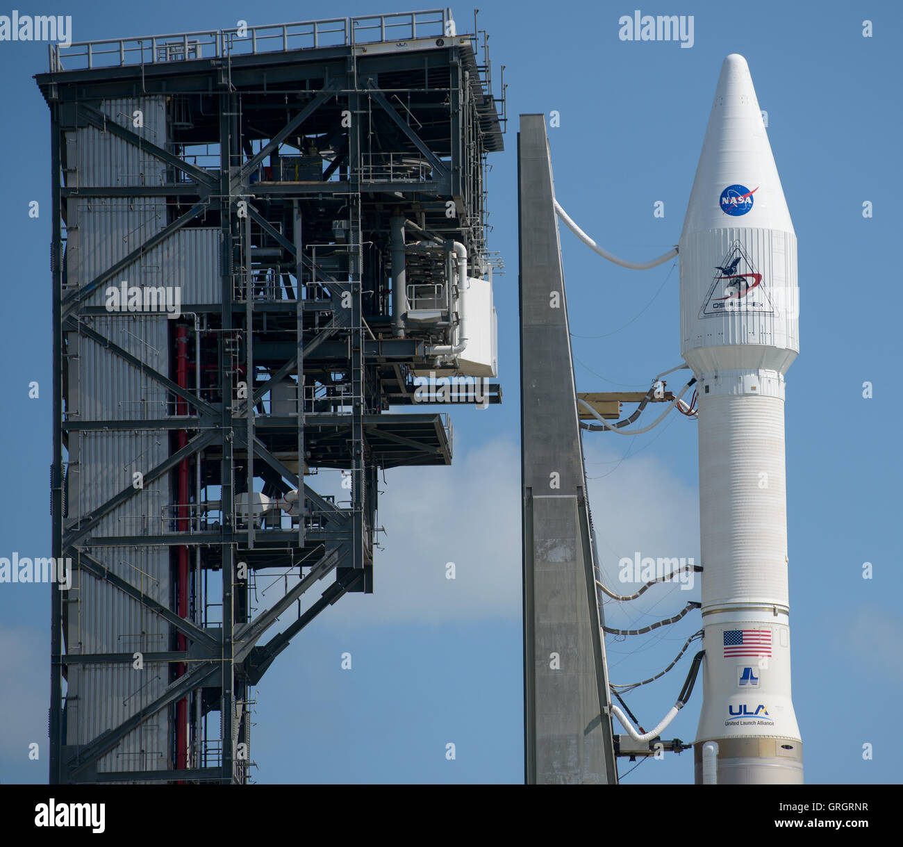 Lancement d'une fusée Atlas V de l'Alliance avec la NASA OSIRIS-REx est préparé au lancement de l'espace 41 septembre 7, 2016 à Cap Canaveral Air Force Station, en Floride. L'OSIRIS-REx le lancement est prévu le 8 septembre et sera la première mission américaine d'échantillonner un astéroïde, récupérer au moins deux onces du matériau de surface et le retourner à la terre pour l'étude. Banque D'Images