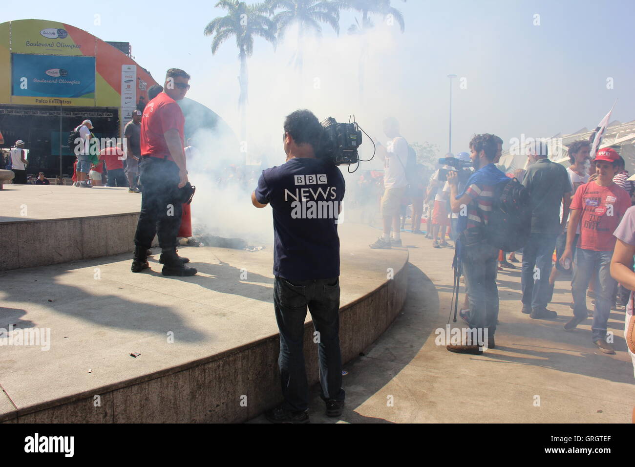 Rio de Janeiro, Brésil, le 7 septembre 2016 : Le jour de l'indépendance au Brésil, des milliers de manifestants sont descendus dans les rues du centre-ville de Rio pour protester contre le gouvernement de Michel Temer, qui a officiellement pris le pouvoir après la destitution de Dilma Rousseff. Les représentants des partis communistes, des mouvements sociaux, des syndicats, des mouvements des droits de l'homme gay, mouvements et divers autres segments de la population, appelant à l'ancienne de Michel Temer et demander d'appeler à de nouvelles élections. Spider-Man en costume d'un homme a été arrêté après avoir discuté avec la police. Credit : Luiz Souza/Alamy Live News Banque D'Images