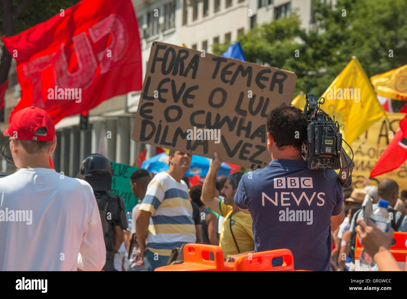 Rio de Janeiro, Rio de Janeiro, Brésil. 7 septembre 2016. BBC cameramen de filmer comme manifestants passent par la tenue des bannières et drapeaux. Manifestation contre le président brésilien Michel Temer et ex-présidents Lula et Dilma Rousseff. Ellen Pabst dos Reis/Alamy Live News Banque D'Images