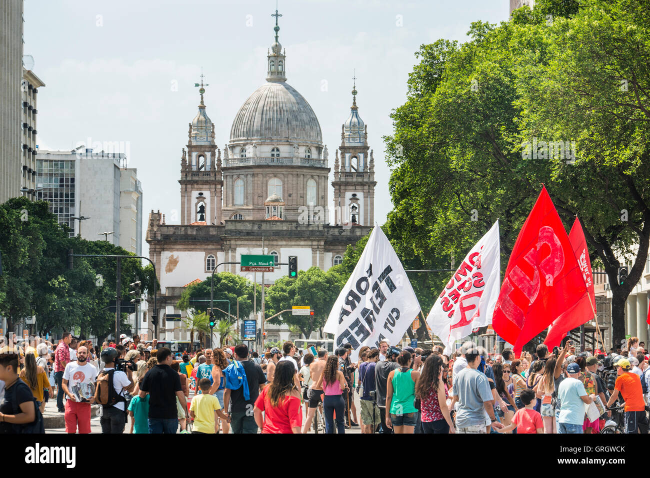 Rio de Janeiro, Rio de Janeiro, Brésil. 7 septembre 2016. Groupe organisé de personnes tenant des drapeaux et qui manifestent contre le président brésilien Michel Temer en région. Candelária Ellen Pabst dos Reis/Alamy Live News Banque D'Images