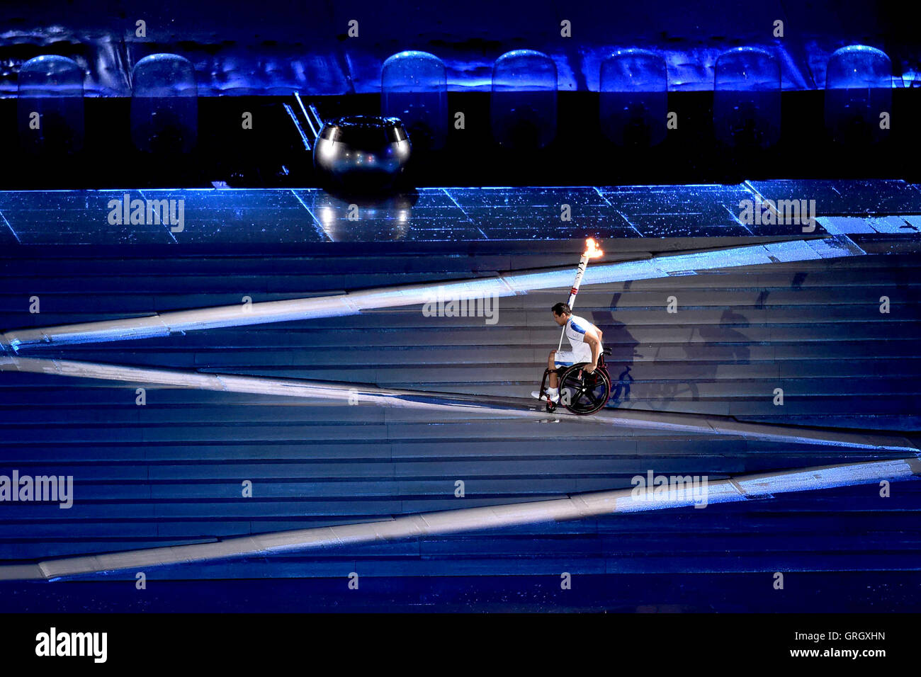 Rio de Janeiro, Brésil. 30Th Jun 2016. Athlète brésilien Clodoaldo da Silva porte le flambeau au cours de la cérémonie d'ouverture des Jeux Paralympiques de Rio 2016 au Stade Maracana à Rio de Janeiro, Brésil, le 7 septembre 2016. Credit : Zhu Zheng/Xinhua/Alamy Live News Banque D'Images