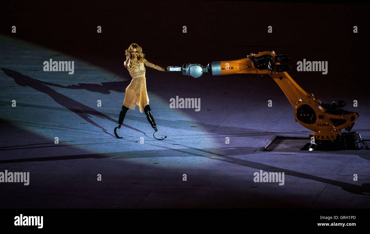 Dancer Amy Purdy effectuer avec KUKA robot lors de la cérémonie d'au cours de la cérémonie d'ouverture des Jeux Paralympiques de 2016 de Rio, Rio de Janeiro, Brésil, 07 septembre 2016. Photo : Jens Buettner/dpa Banque D'Images