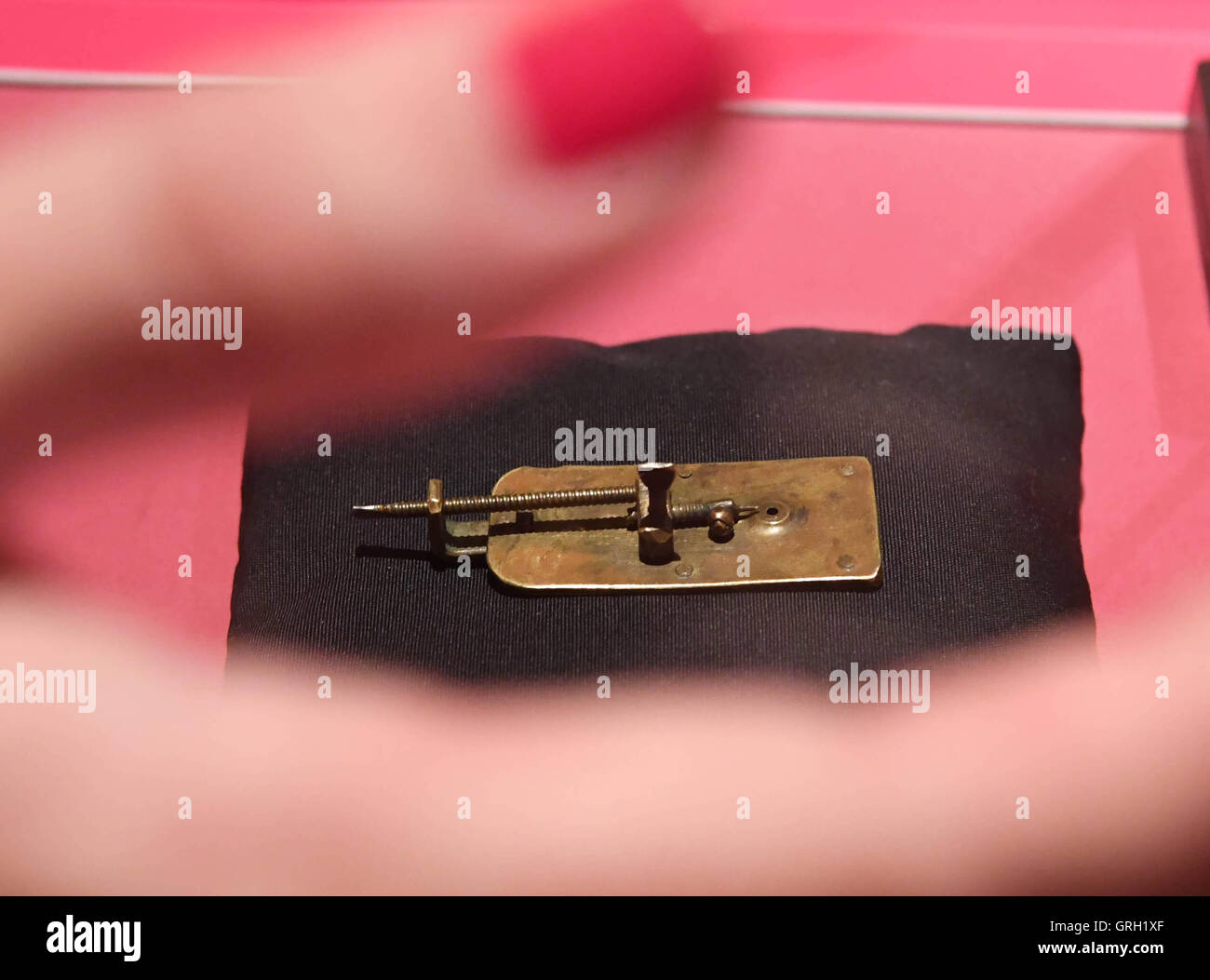 Mannheim, Allemagne. 06 Sep, 2016. Un microscope de Antoni van Leeuwenhoek du 17ème siècle peut être vu dans le Musée Zeughaus Engelhorn Reiss à Mannheim, Allemagne, 06 septembre 2016. Le travail fait partie de l'exposition 'Baroque. Rien qu'une illusion ?", qui peut être vu à partir du 11 septembre 2016 au 19 février 2017. Photo : ULI DECK/dpa/Alamy Live News Banque D'Images