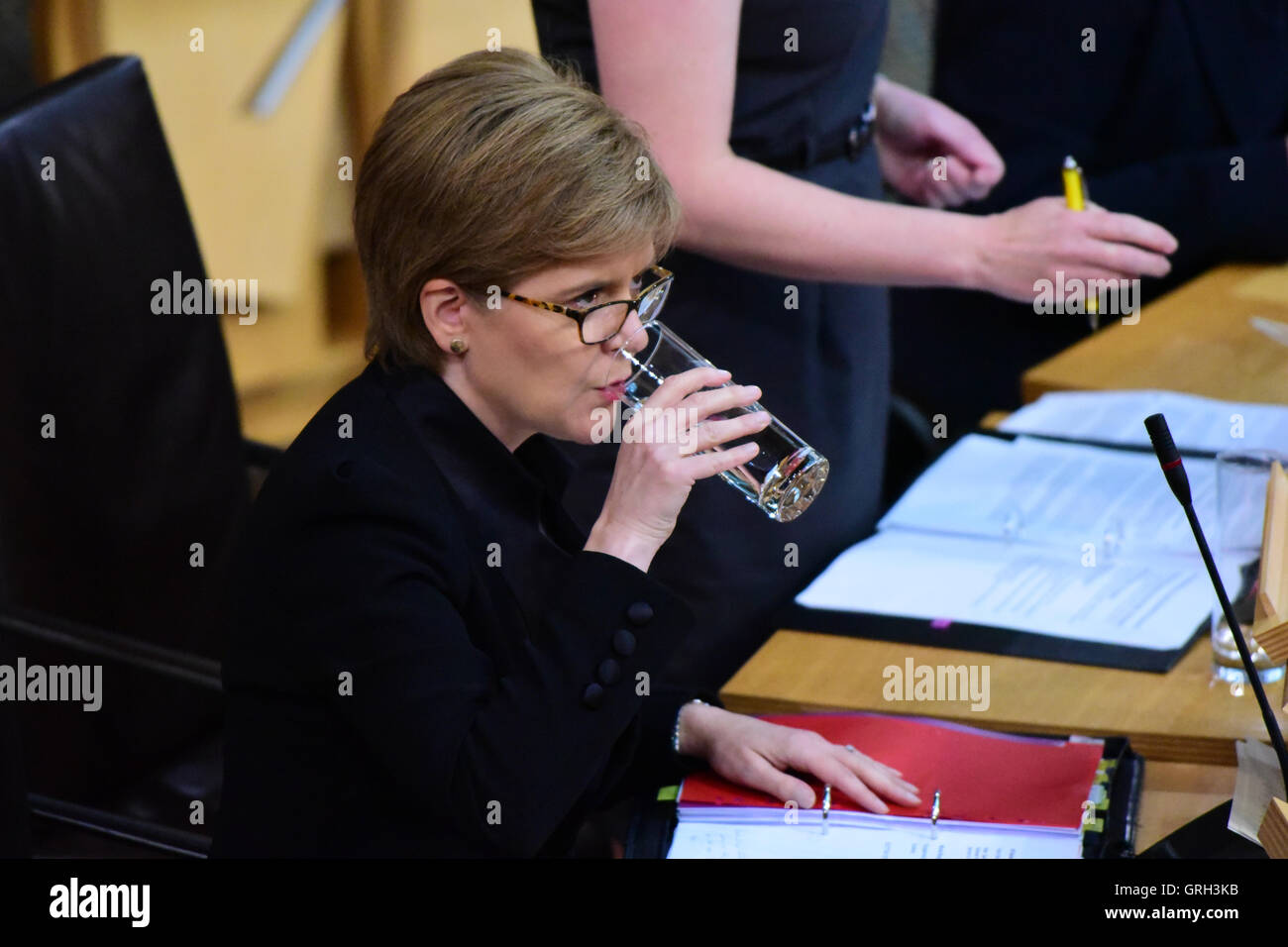 Edinburgh, Ecosse, Royaume-Uni, 08, septembre 2016. Nicola Sturgeon au premier ministre des questions au Parlement écossais, le Crédit : Ken Jack / Alamy Live News Banque D'Images