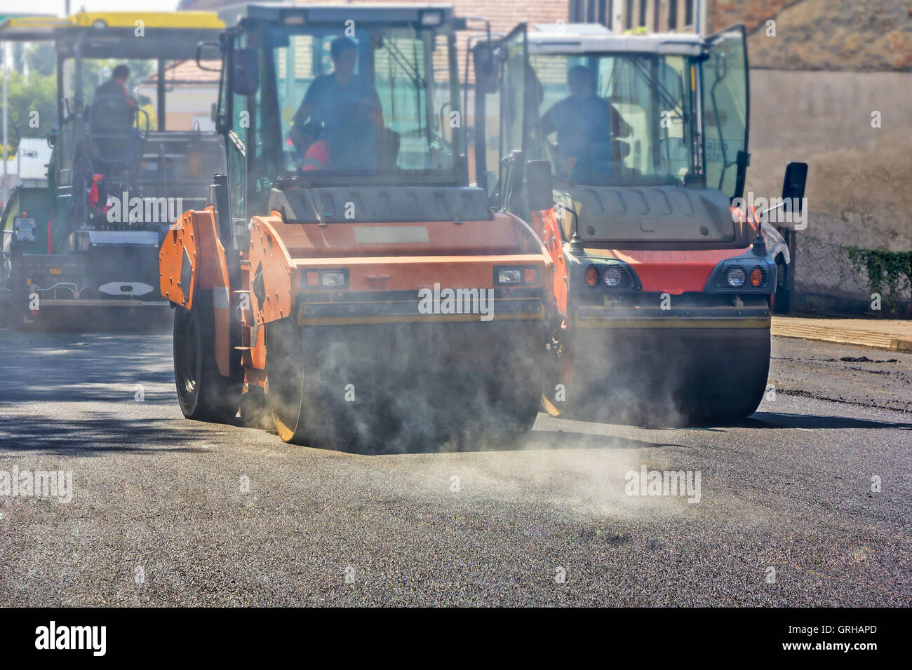 Compacteur Rouleau travaille sur la nouvelle route en construction site Banque D'Images