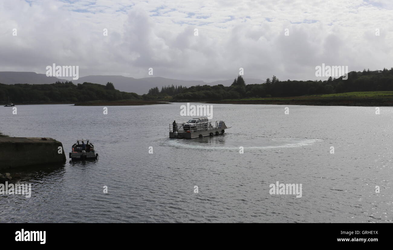 Voiture sur petit véhicule ferry dans son d'Ulva Ecosse 30 Septembre 2016 Banque D'Images