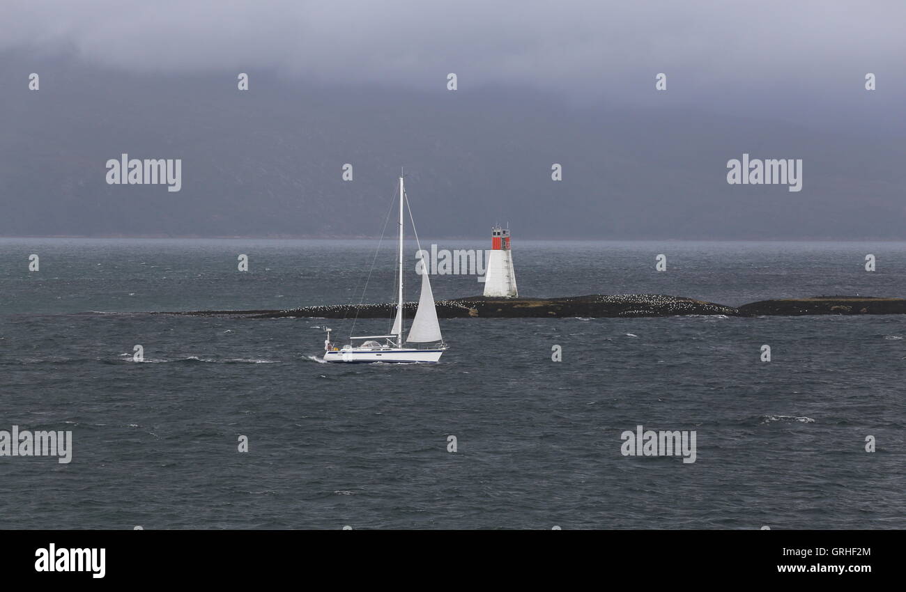 Location de balise de navigation passant sur Lady's Rock skerry Ecosse 30 Septembre 2016 Banque D'Images