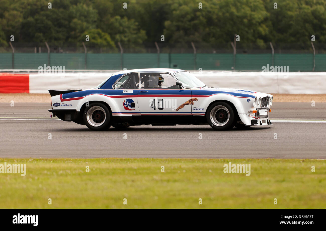 Paul Pochciol conduisant un 1977, Jaguar XJ12 Broadspeed 5,4 l en qualifications pour le Touring Car Challenge historique ('66 - 90'). Banque D'Images