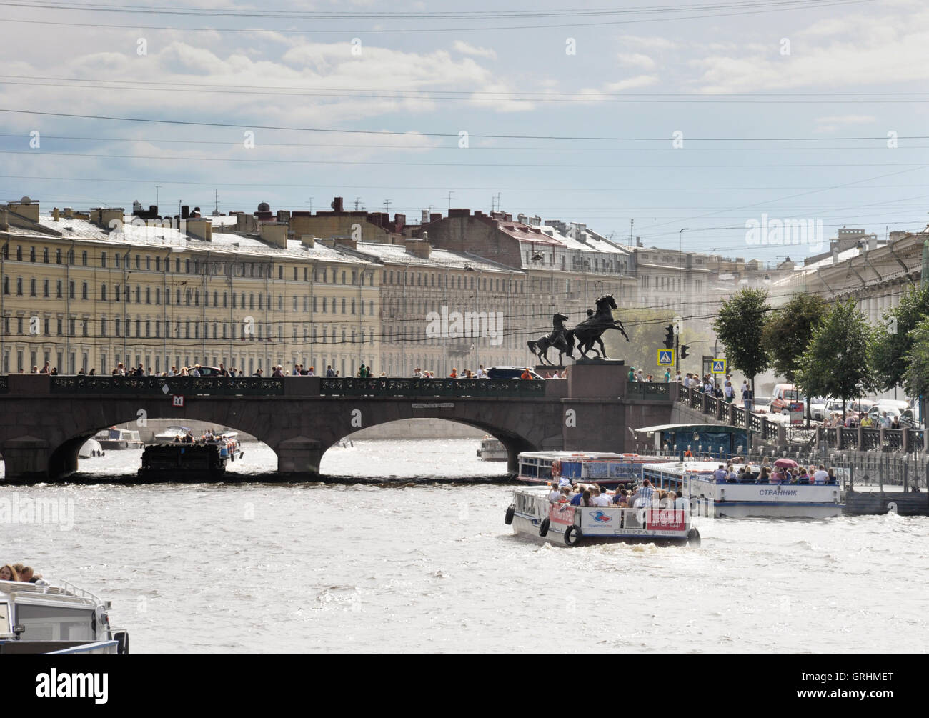 Pont anitchkov et excursion en bateau sur la Rivière Fontanka, Saint-Pétersbourg, Russie Banque D'Images