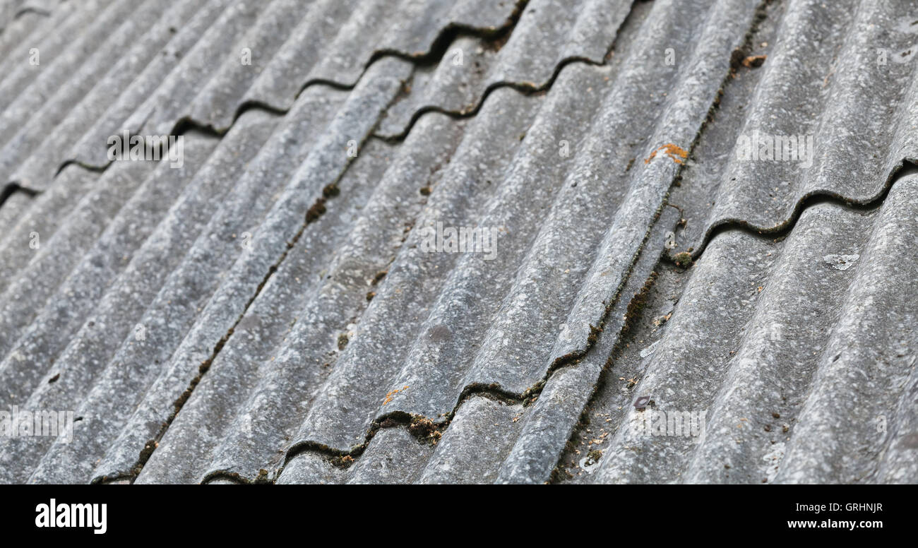 Vieux carton ondulé toiture fibre-ciment gris, fond photo avec selective focus Banque D'Images
