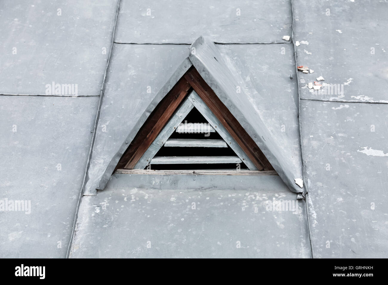 Dans la fenêtre de ventilation Triangle toit métallique. Photo Gros plan Banque D'Images