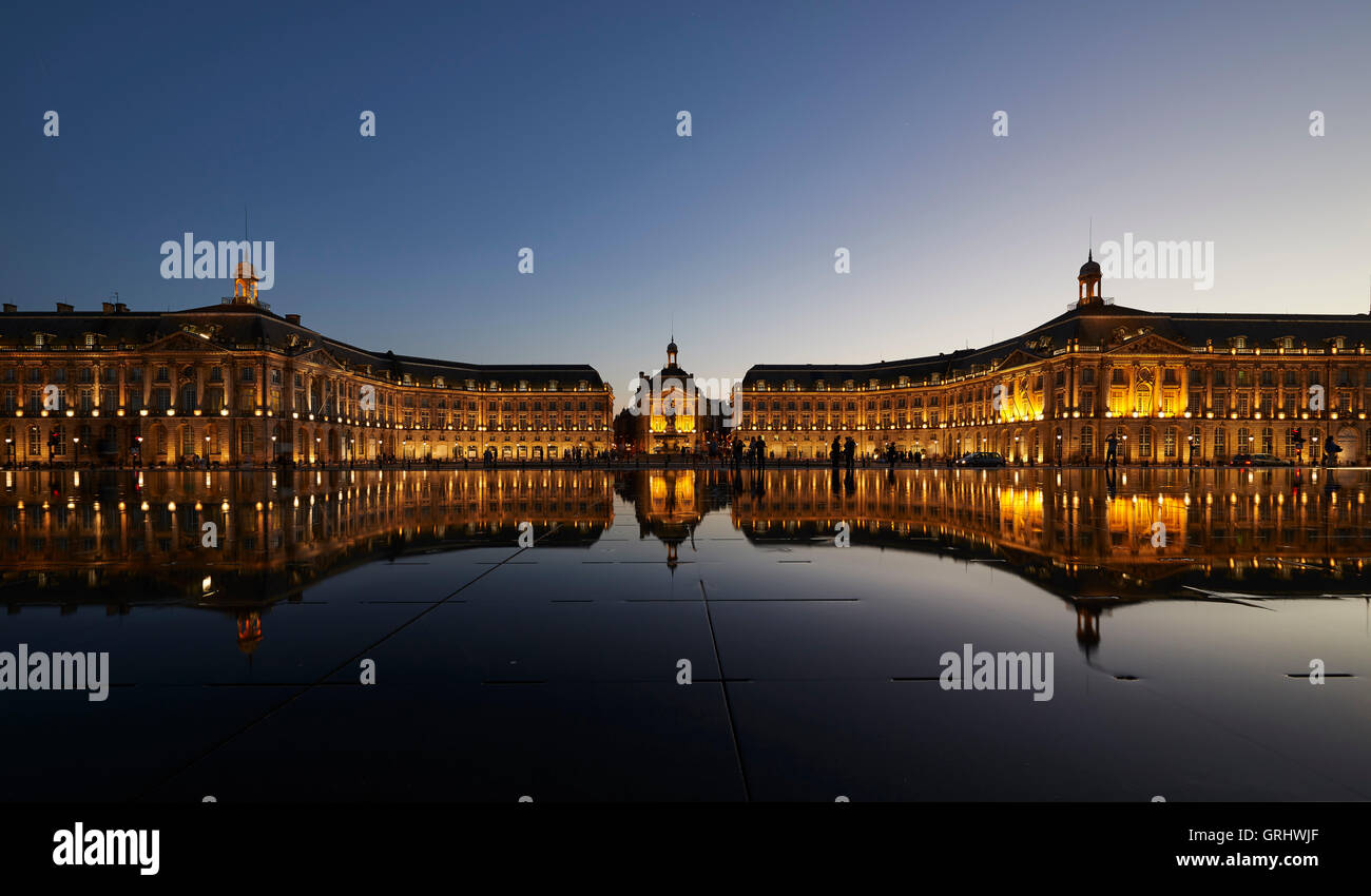 Place de la Bourse de nuit, Bordeaux, Gironde, Aquitaine, France, Europe Banque D'Images