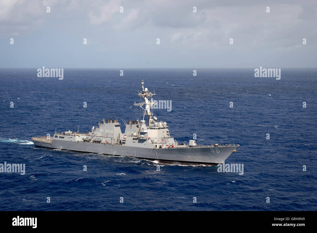 La Marine américaine de la classe Arleigh Burke destroyer lance-missiles USS Shoup cuit en formation serrée lors de la Pacific Rim Le 28 juillet 2016, exerce dans et autour des îles Hawaï et la Californie du Sud. Banque D'Images