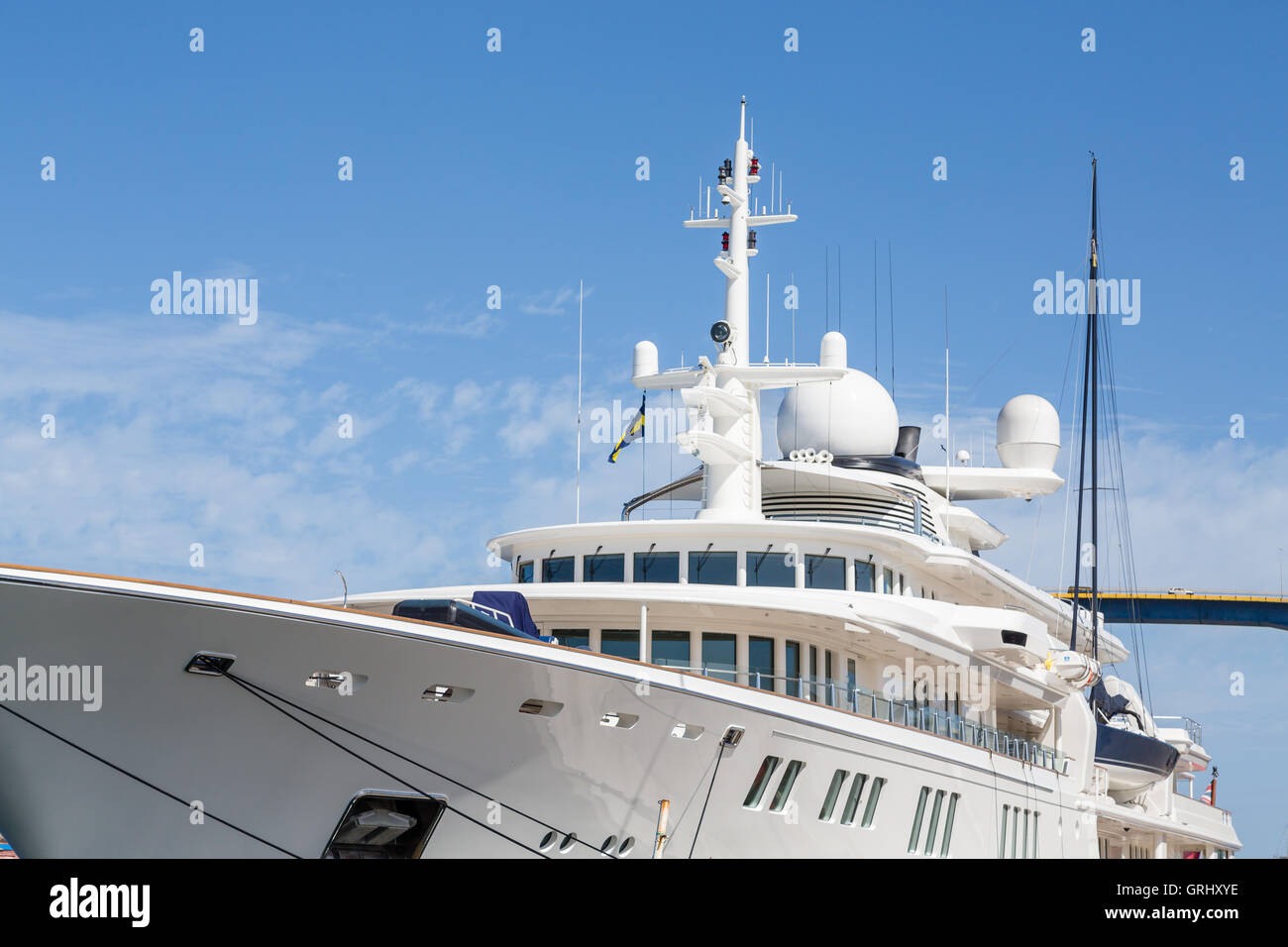 Un énorme yacht privé personnalisé blanc amarré à Curacao Banque D'Images