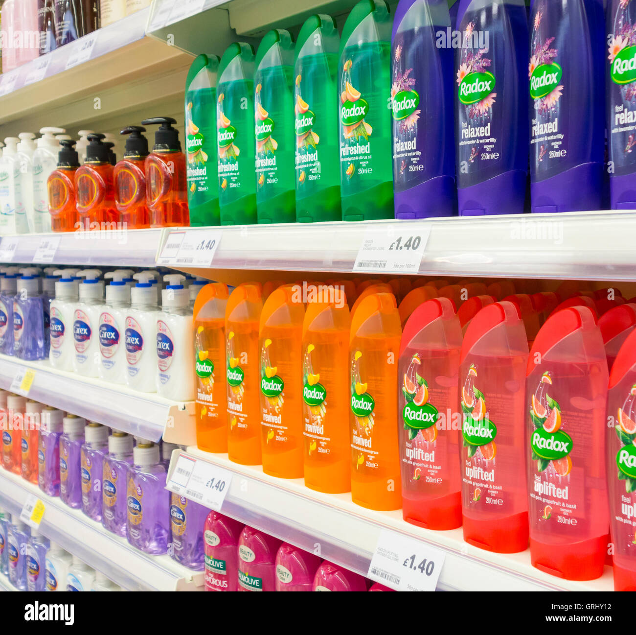 Gel douche afficher dans un supermarché Tesco. UK Photo Stock - Alamy