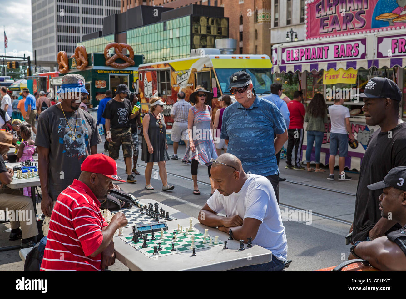 Detroit, Michigan - Les hommes jouent aux échecs pendant le Festival de Jazz de Detroit. Banque D'Images