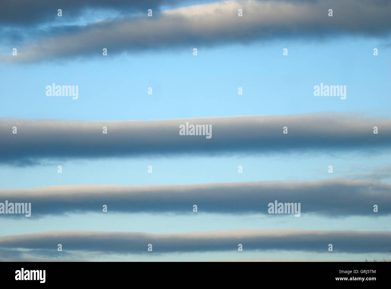 Nuages dans le ciel bleu à rayures Banque D'Images