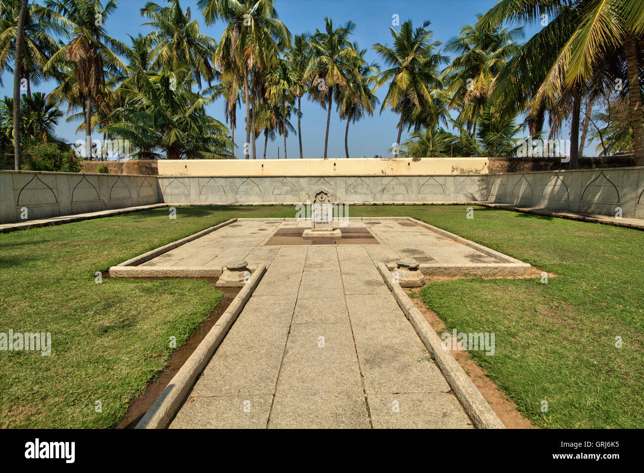 Un marqueur dans son fort où le corps du Sultan Tippu a été trouvé tué par les Britanniques. Banque D'Images