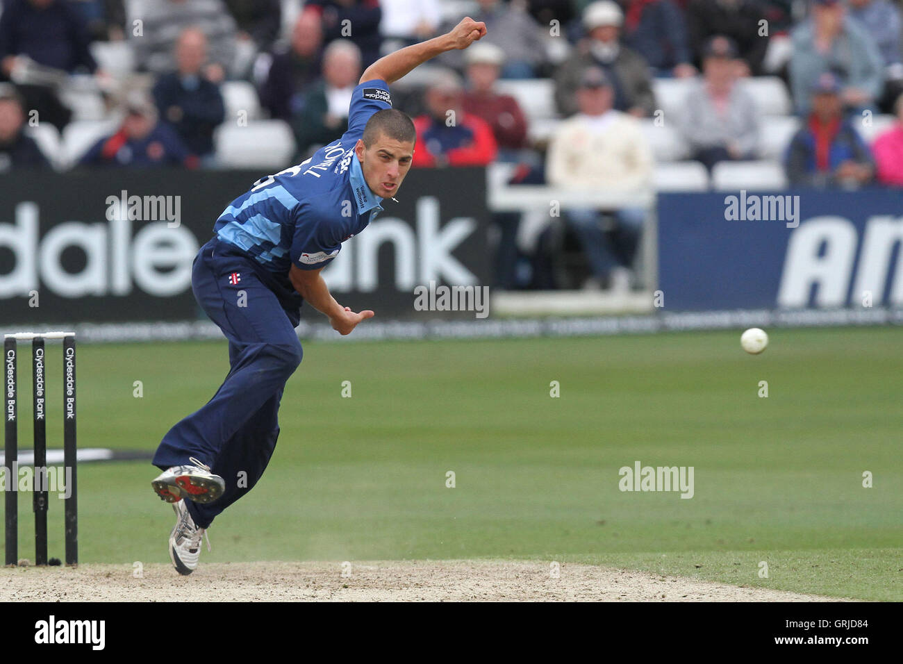 Benny Howell dans bowling action pour la Loire - Essex Eagles vs Gloucestershire Gladiators - Clydesdale Bank CB40 de cricket au sol du comté de Ford, Chelmsford, Essex - 04/06/12 Banque D'Images