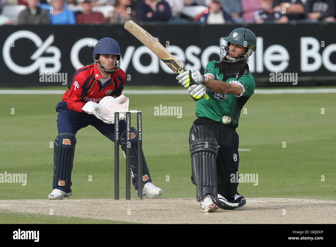 James Foster peuvent seulement regarder comme Moeen Ali de Worcester est frappé par la balle - Essex Eagles vs Royals Worcestershire - Clydesdale Bank CB40 Un groupe de cricket au sol du comté de Ford, Chelmsford - 13/05/12 Banque D'Images