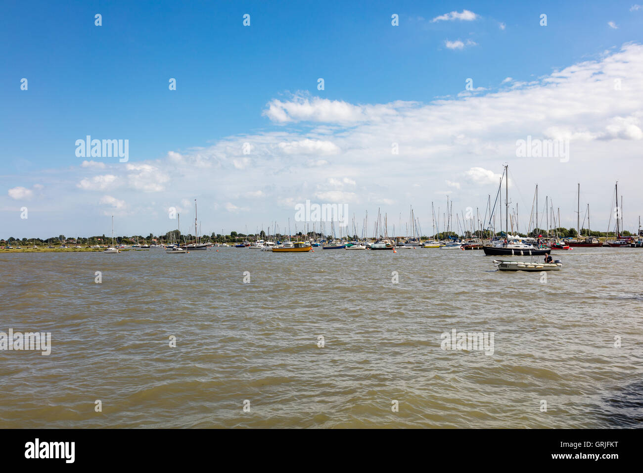 Vue de l'autre côté de la rivière Colne à Brightlingsea de yachts amarrés, Essex, UK Banque D'Images
