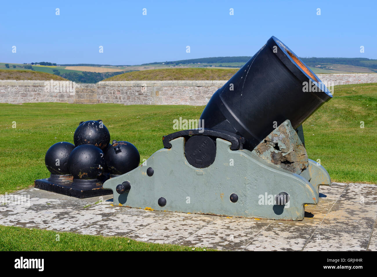 Avec des boulets de canon à l'intérieur de Fort George sur la côte de Moray, Highland, Scotland Banque D'Images