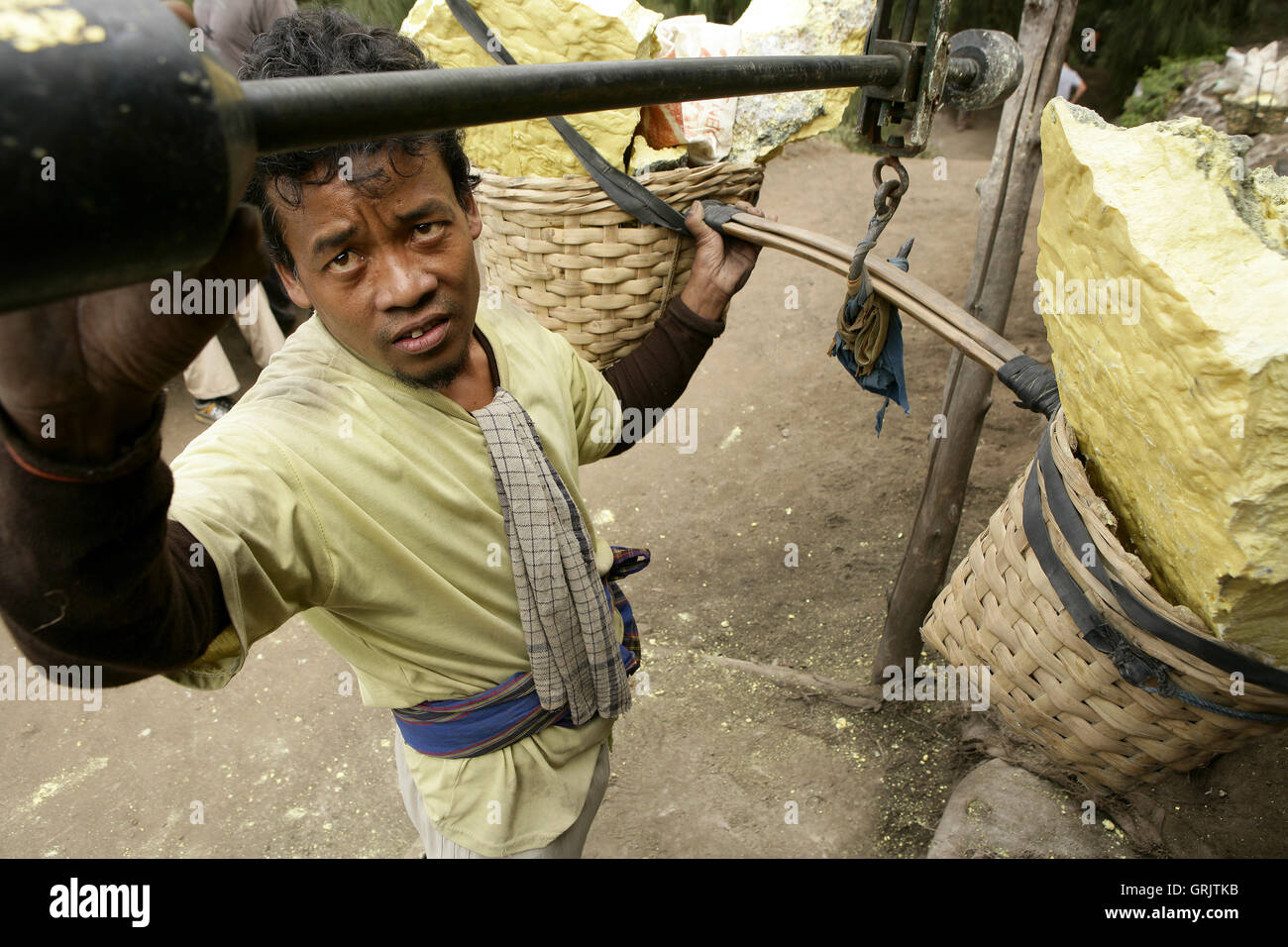Mineurs de soufre minant le soufre au volcan Ijen, Kawah ljen, est de Java, Java, Indonésie Banque D'Images