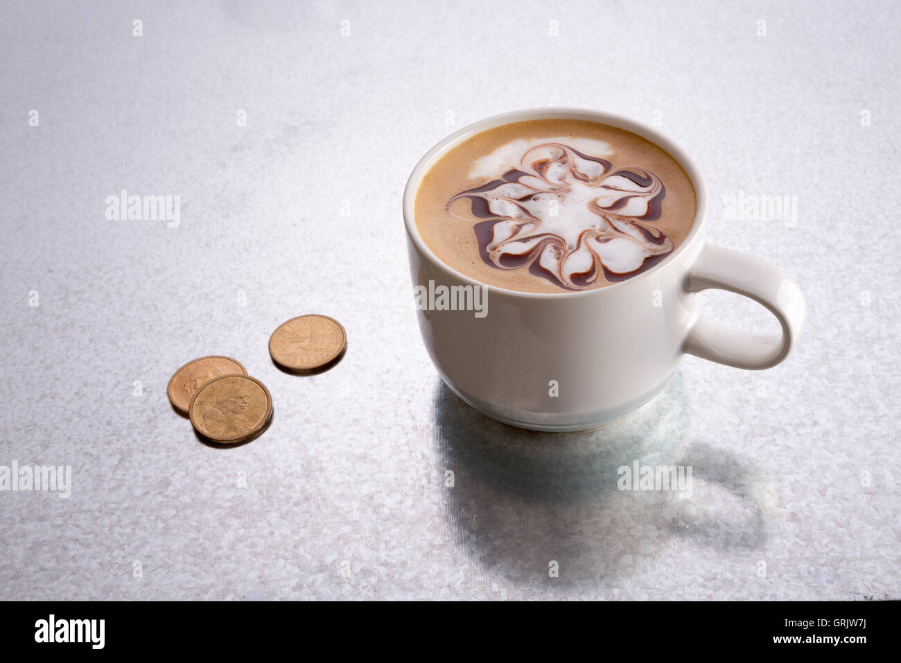 Baristas sont heureux de recevoir un conseil pour leur service, une image conceptuelle avec une tasse de cappuccino avec un motif décoratif patt Banque D'Images