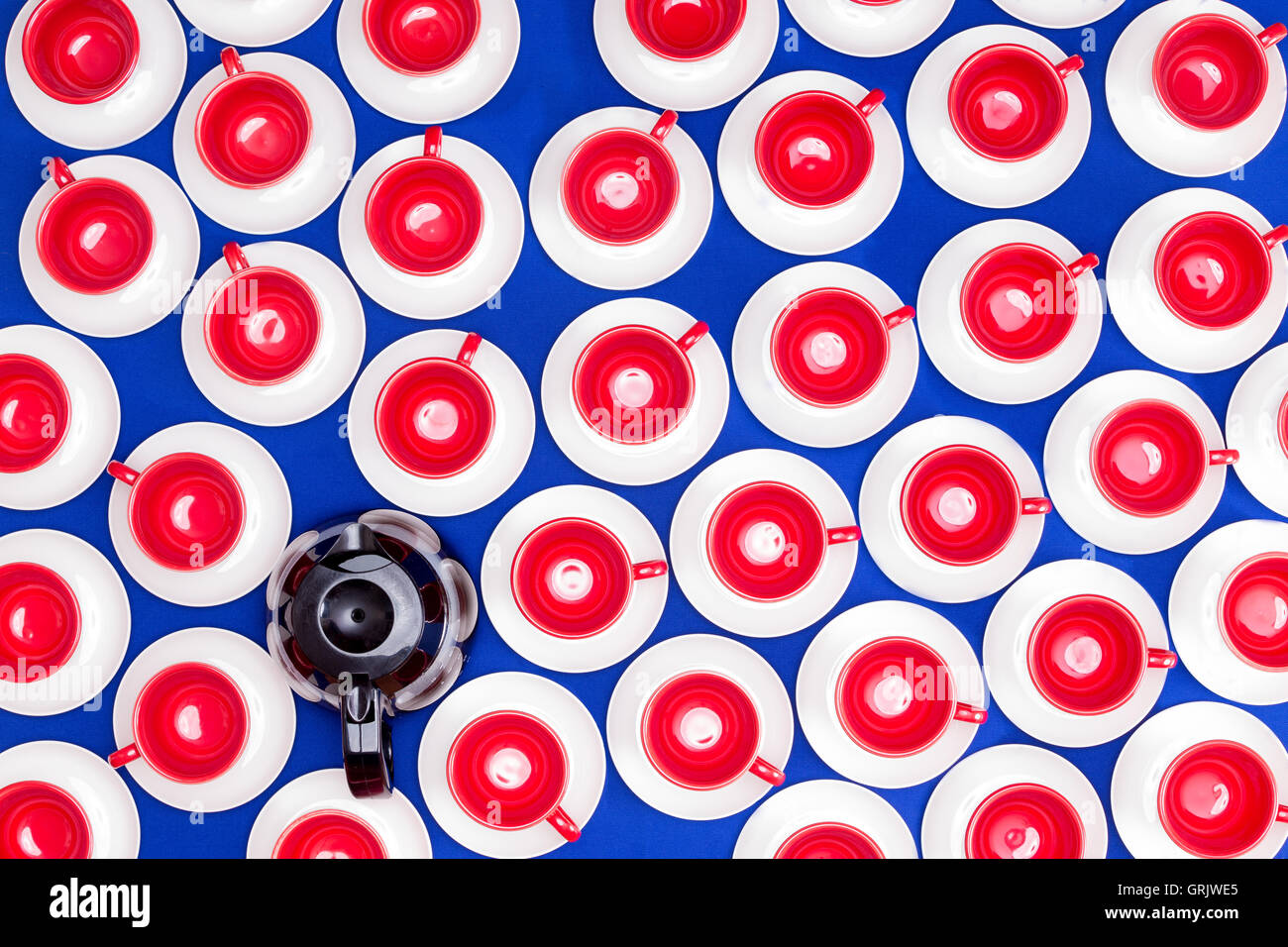 Motif de fond frais généraux de plusieurs tasses et soucoupes colorées lumineuses dans patriot American rouge, blanc et bleu avec Banque D'Images