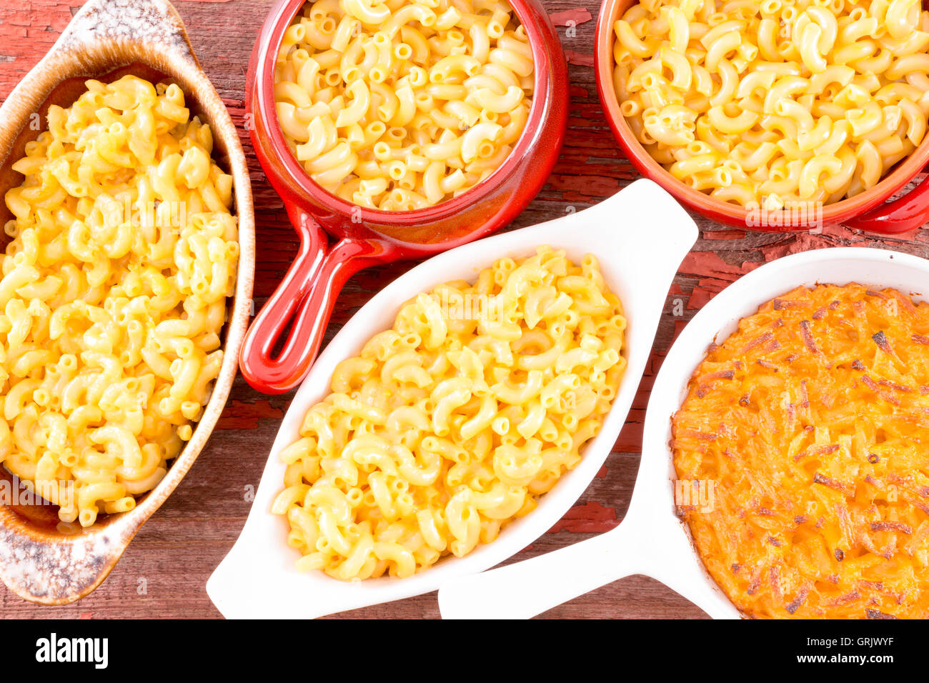 Au-dessus de la vue conceptuelle fermer macaroni au fromage servi dans cinq tasses diffrent sur nappe marron Banque D'Images