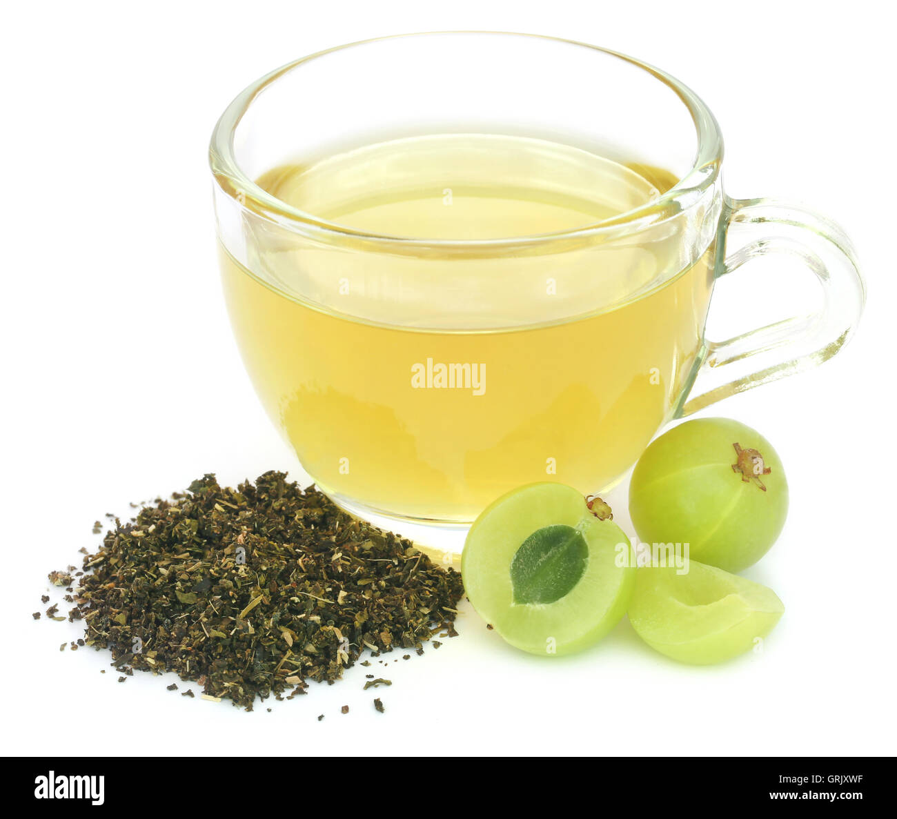 Herbal thé vert dans une tasse avec fruits d'amla over white background Banque D'Images