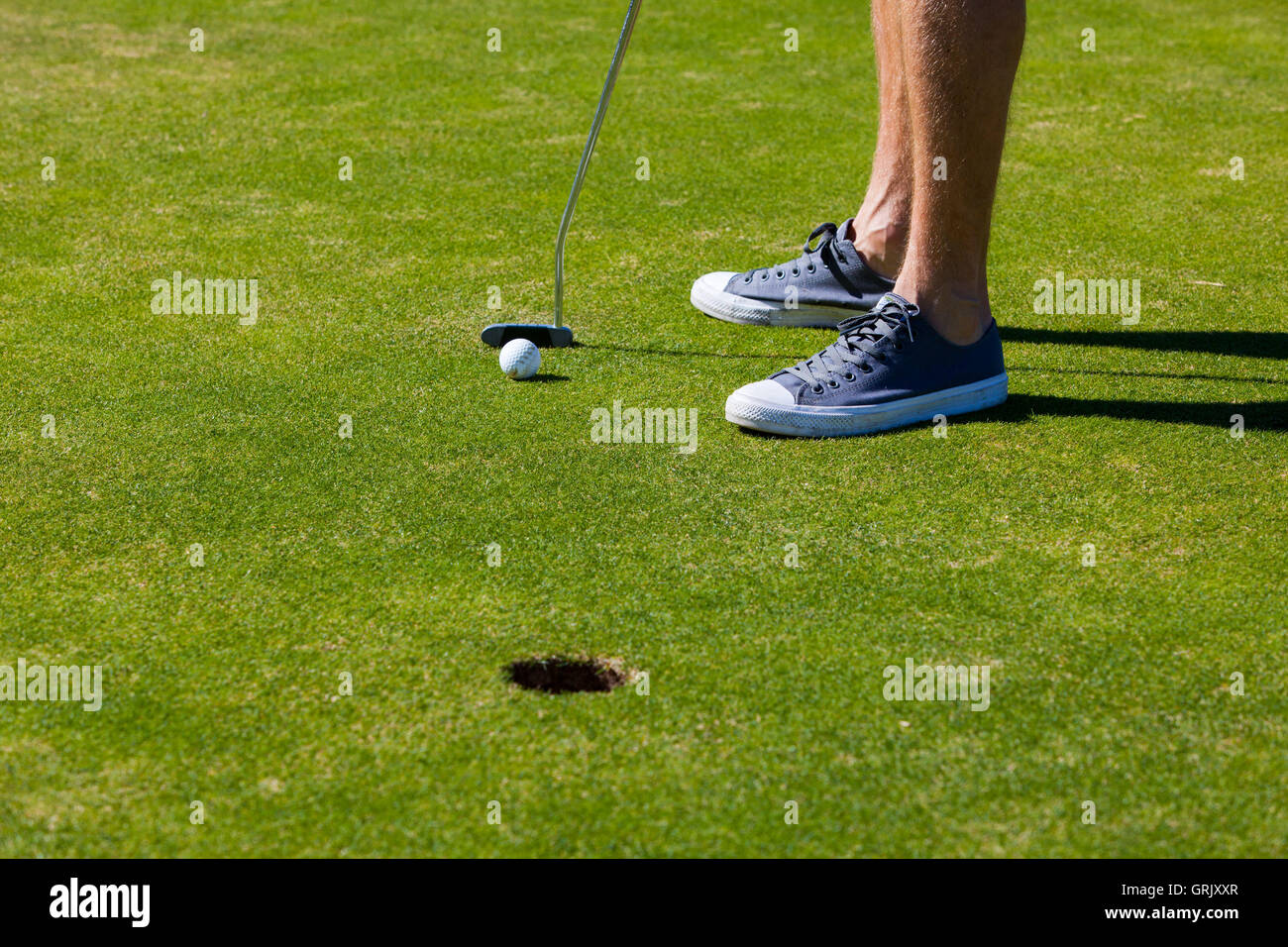 Close up of a male golfer putting Banque D'Images