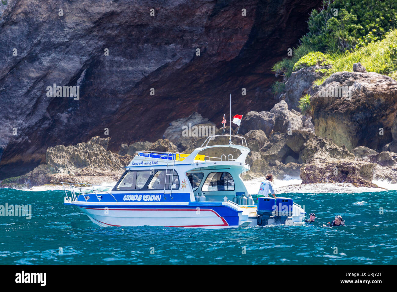 Bateau de plongée près de Nusa Penida coasline. Banque D'Images