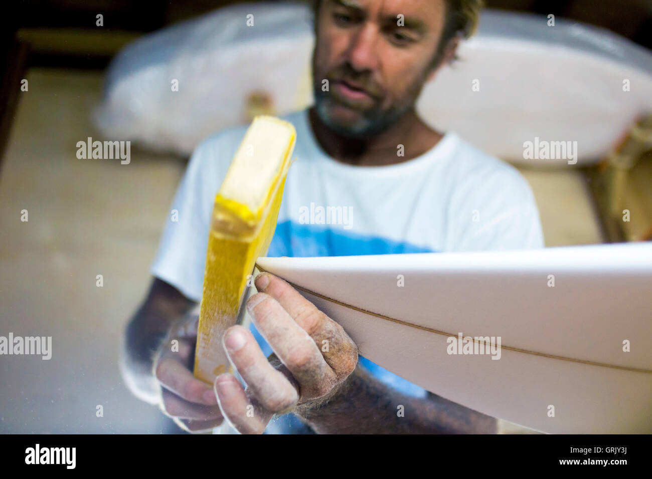 Surfboard shaper australien Dylan Longbottom Banque D'Images