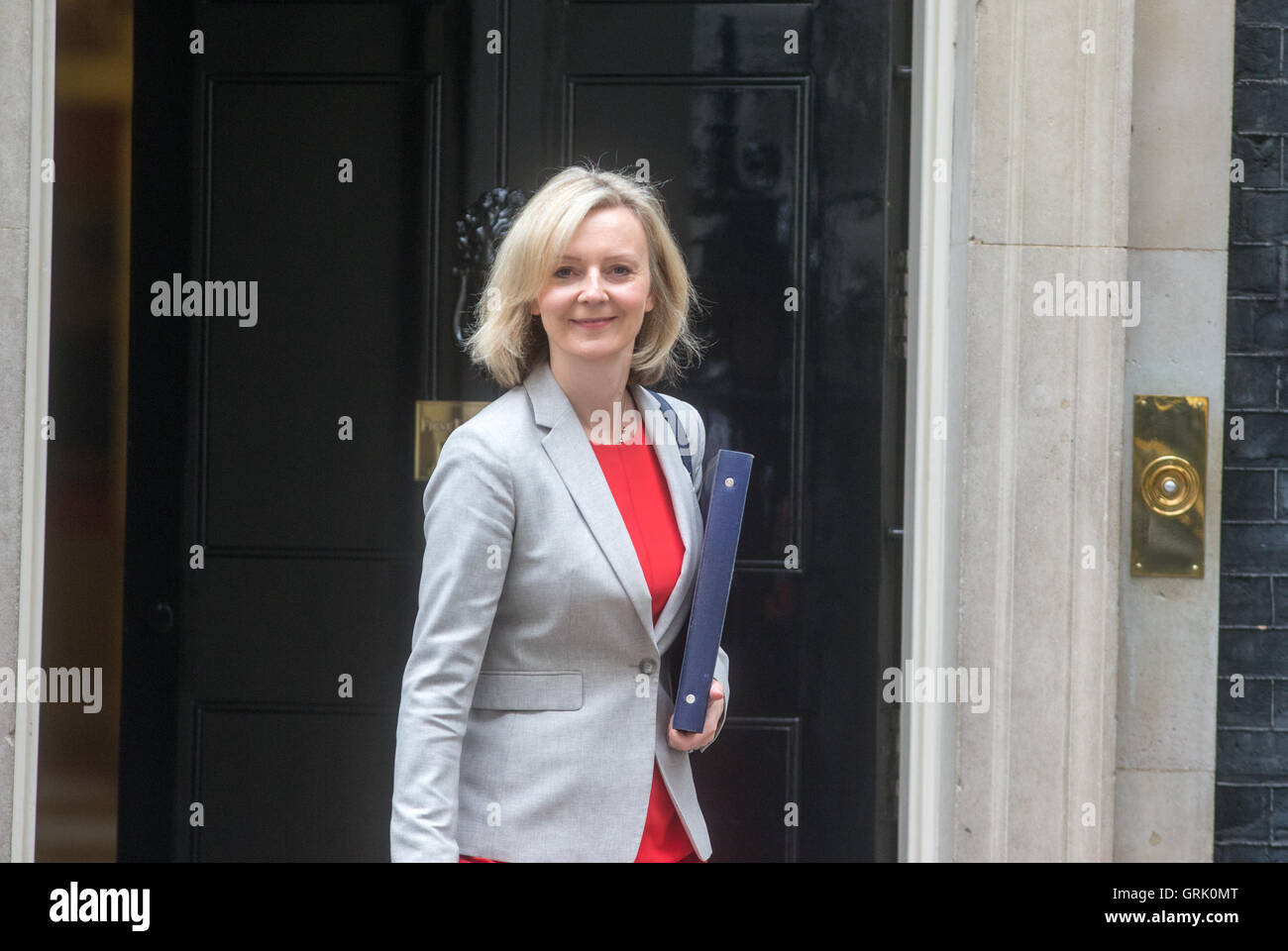 Liz Truss,secrétaire d'Etat à la justice et Lord Chancelier,arrive à Downing Street pour une réunion du Cabinet Banque D'Images
