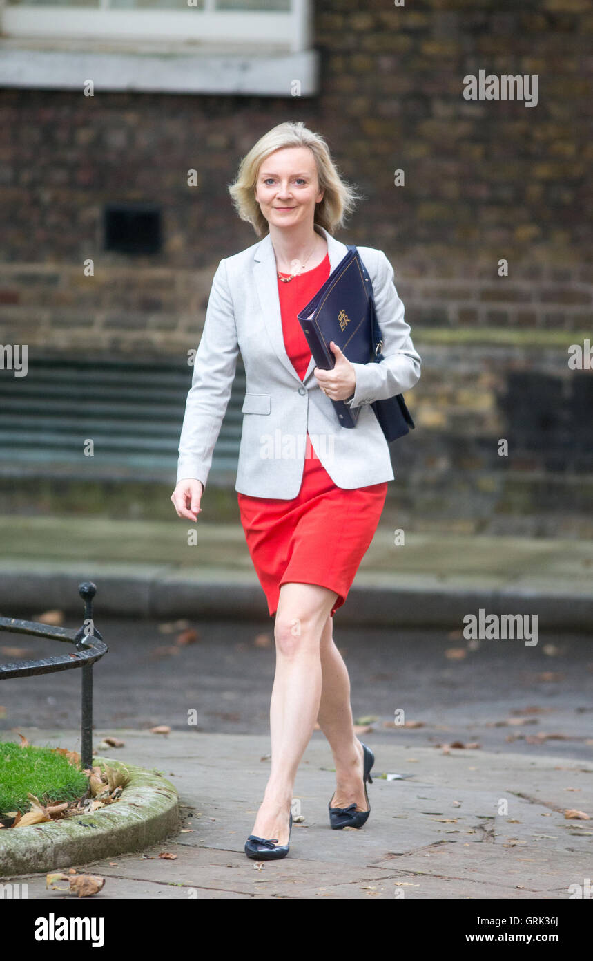 Liz Truss,secrétaire d'Etat à la justice et Lord Chancelier,arrive à Downing Street pour une réunion du Cabinet Banque D'Images