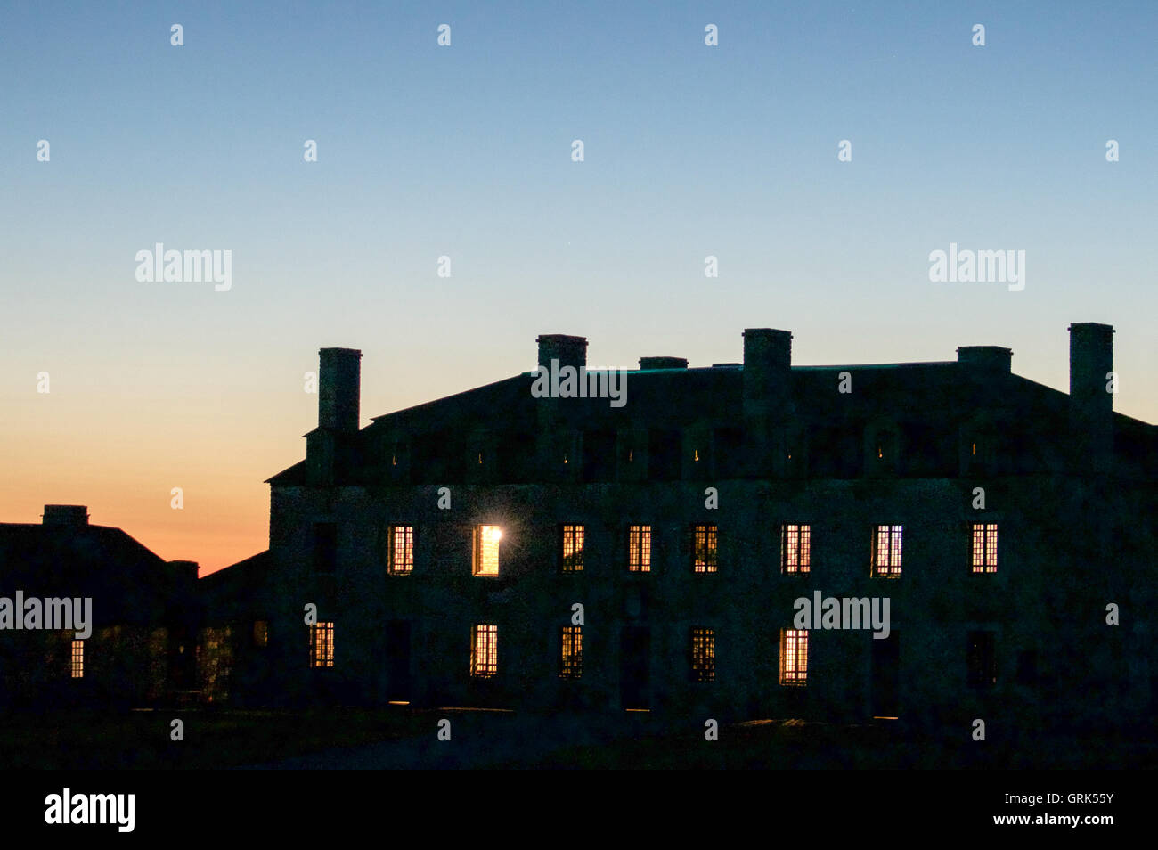 Vue de la 18e siècle château français au fort Niagara, New York, au coucher du soleil avec des fenêtres éclairées. Banque D'Images
