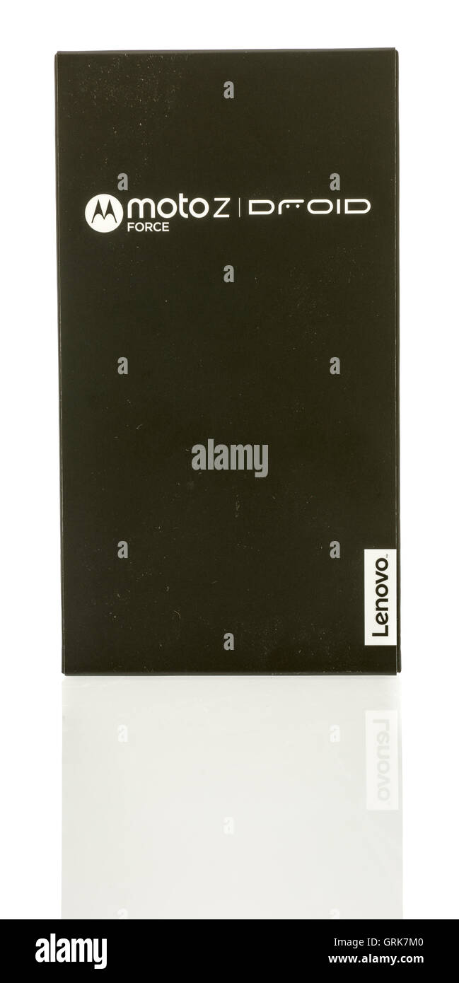 Winneconne, WI - 2 août 2016 : fort de la marque new Motorola Moto Z force sur une base isolée. Banque D'Images