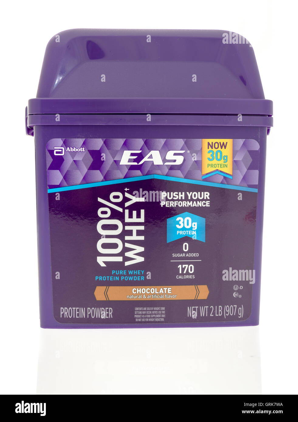 Winneconne, WI - 2 août 2016 : contenant des protéines de lactosérum en poudre en EAS saveur de chocolat sur un fond isolé. Banque D'Images