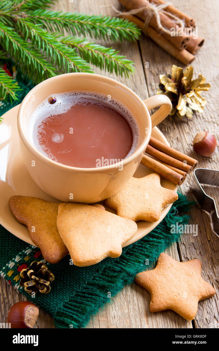 Chocolat chaud avec gingerbread cookies sur table rustique en bois pour Noël et vacances d'hiver Banque D'Images