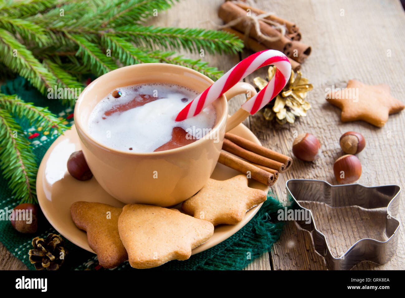 Chocolat chaud avec Peppermint Candy canes et close-up table rustique en bois pour Noël et vacances d'hiver Banque D'Images